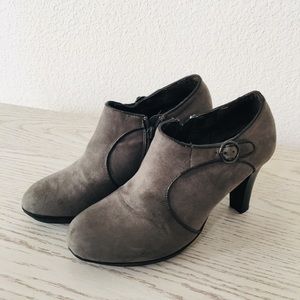 Gray ankle shoes.